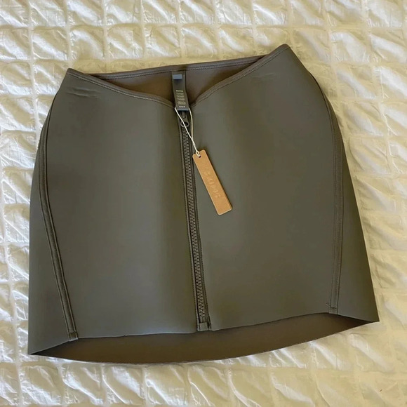 Skims gray rubberized scuba front zip mini skirt - Picture 3 of 11